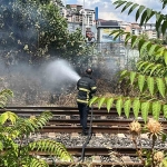 Hızlı tren rayında çıkan yangını canlarını hiçe sayarak söndürdüler