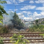 Hızlı tren rayında çıkan yangını canlarını hiçe sayarak söndürdüler