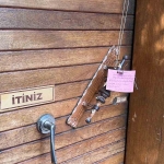 İçeride müşteri varken restoranı mühürlediler