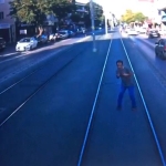 İzmit’te tramvayın yayaya çarptığı feci kaza kamerada