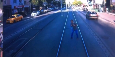 İzmit’te tramvayın yayaya çarptığı feci kaza kamerada