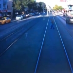 İzmit’te tramvayın yayaya çarptığı feci kaza kamerada