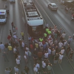 İzmit’te tramvayın yayaya çarptığı feci kaza kamerada