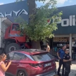 Kamyon faciasından canlarını son anda kurtardılar