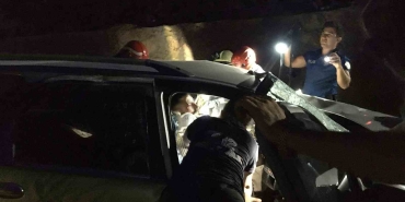 Kamyonla çarpışarak takla atan otomobil 15 metreden uçtu: 2 yaralı
