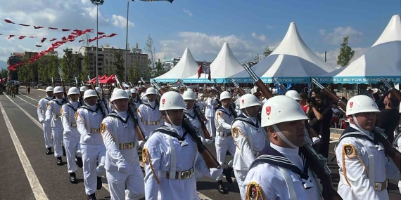 Kocaeli, Sakarya ve Düzce’de geçit törenleri göğüs kabarttı
