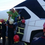 Kocaeli’de tur otobüsü yan yattı: 43 kişi bir saatte kurtarıldı