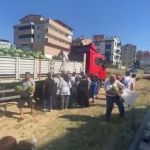 Mahalleliye karpuz dağıtıldı: 27 ton 1 saatte bitti