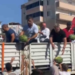 Mahalleliye karpuz dağıtıldı: 27 ton 1 saatte bitti