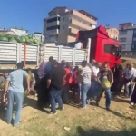 Mahalleliye karpuz dağıtıldı: 27 ton 1 saatte bitti