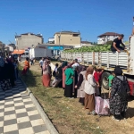 Mahalleliye karpuz dağıtıldı: 27 ton 1 saatte bitti