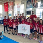 minik-yuzuculer-hayatini-kaybeden-sporcular-icin-yuzdu-QNjdPi16.jpg