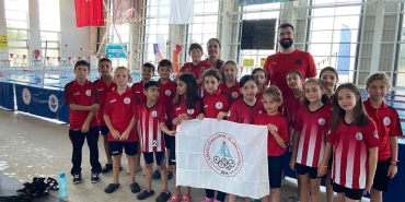 minik-yuzuculer-hayatini-kaybeden-sporcular-icin-yuzdu-QNjdPi16.jpg