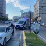 Motokurye tartıştığı 2 kişiyi bıçakladı