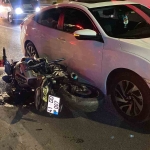 Motosiklet, kırmızı ışıkta bekleyen otomobile arkadan çarptı: 2 yaralı