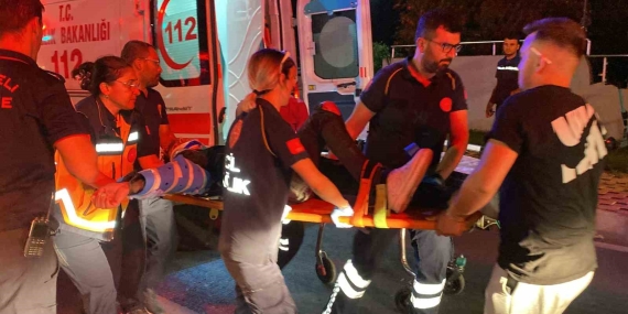 Motosiklet, kırmızı ışıkta bekleyen otomobile arkadan çarptı: 2 yaralı