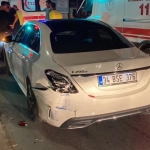 Motosiklet, kırmızı ışıkta bekleyen otomobile arkadan çarptı: 2 yaralı