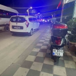 Motosiklet yolun karşısına geçmeye çalışan yayaya çarptı: 3 yaralı