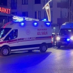 Motosiklet yolun karşısına geçmeye çalışan yayaya çarptı: 3 yaralı