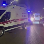 Motosiklet yolun karşısına geçmeye çalışan yayaya çarptı: 3 yaralı