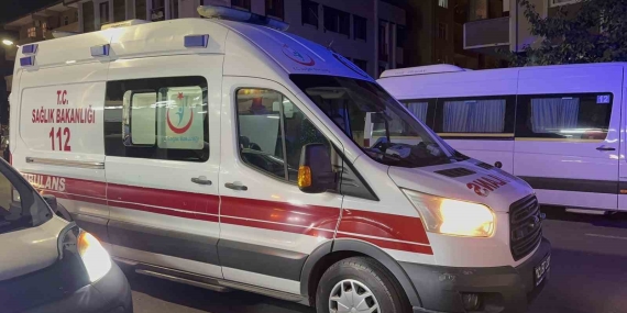 Motosiklet yolun karşısına geçmeye çalışan yayaya çarptı: 3 yaralı