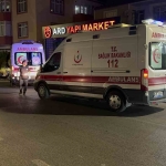 Motosiklet yolun karşısına geçmeye çalışan yayaya çarptı: 3 yaralı