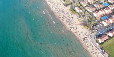 Okulların açılmasına günler kala plajlar dolup taştı