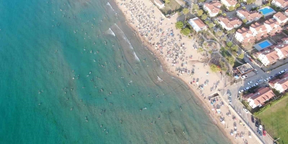Okulların açılmasına günler kala plajlar dolup taştı