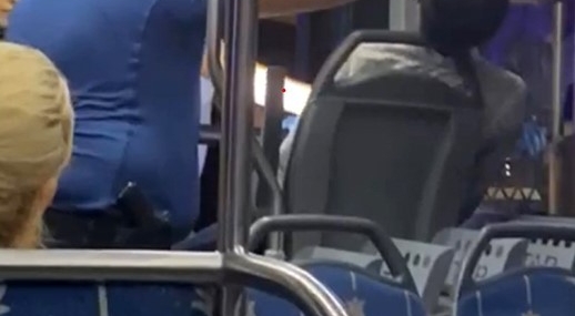 Otobüste sızan genci polis böyle uyandırdı: “Otel parası alacağız”