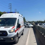 Otomobil refüje çarptı: 3 yaralı