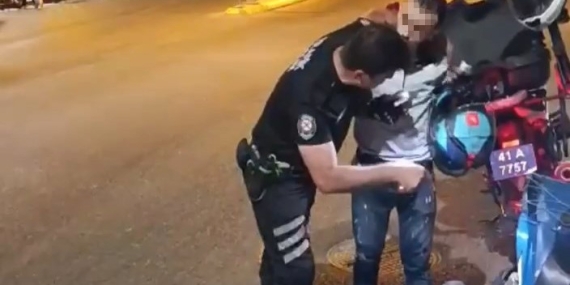 Polisten motosiklet sürücüsüne “sesli” ders
