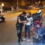 Polisten motosiklet sürücüsüne "sesli" ders