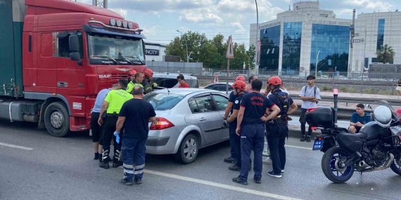 Tır ile otomobil çarpıştı, şans eseri yaralanan olmadı