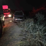 Uçurumda asılı kalan araçtan çıkmaya çalışırken 30 metre yükseklikten düştü