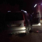 Uçurumda asılı kalan araçtan çıkmaya çalışırken 30 metre yükseklikten düştü