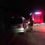 Uçurumda asılı kalan araçtan çıkmaya çalışırken 30 metre yükseklikten düştü