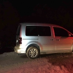 Uçurumda asılı kalan araçtan çıkmaya çalışırken 30 metre yükseklikten düştü