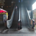 Yürüyen merdivenden kafenin çatısına düştü