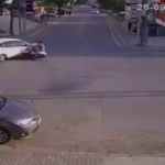 2 Ki̇şi̇ni̇n Yaralandığı Otomobi̇l İle Motosi̇klet Kazası Kameraya Yansıdı