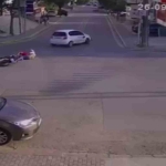 2 Ki̇şi̇ni̇n Yaralandığı Otomobi̇l İle Motosi̇klet Kazası Kameraya Yansıdı