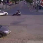 2 Ki̇şi̇ni̇n Yaralandığı Otomobi̇l İle Motosi̇klet Kazası Kameraya Yansıdı