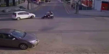 2 Ki̇şi̇ni̇n Yaralandığı Otomobi̇l İle Motosi̇klet Kazası Kameraya Yansıdı