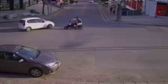 2 Ki̇şi̇ni̇n Yaralandığı Otomobi̇l İle Motosi̇klet Kazası Kameraya Yansıdı