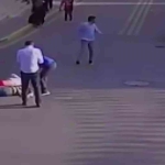 2 Ki̇şi̇ni̇n Yaralandığı Otomobi̇l İle Motosi̇klet Kazası Kameraya Yansıdı