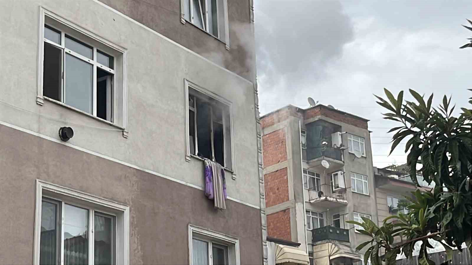 3 Katlı Bi̇nada Yangın Pani̇ği̇: Mahsur Kalanları İtfai̇ye Kurtardı