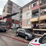 3 Katlı Bi̇nada Yangın Pani̇ği̇: Mahsur Kalanları İtfai̇ye Kurtardı