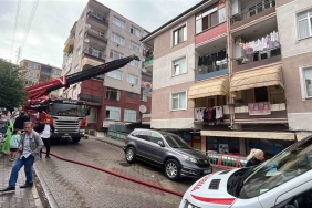 3 Katlı Bi̇nada Yangın Pani̇ği̇: Mahsur Kalanları İtfai̇ye Kurtardı