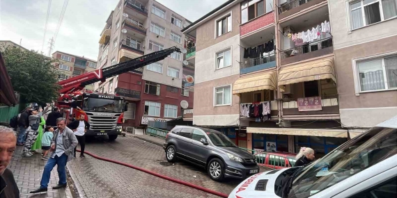 3 Katlı Bi̇nada Yangın Pani̇ği̇: Mahsur Kalanları İtfai̇ye Kurtardı