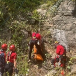 300 metrelik uçurumdaki ceset operasyonla çıkartıldı