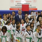 330 minik taekwondocu kuşak atladı